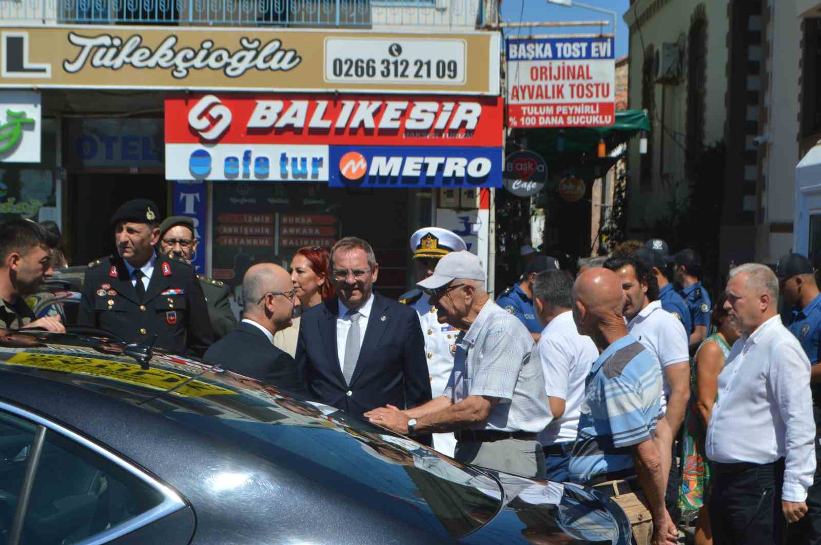 Ayvalık’ta protokol üyeleri kolluk güçleri ve yaşlılarla bayramlaştı
