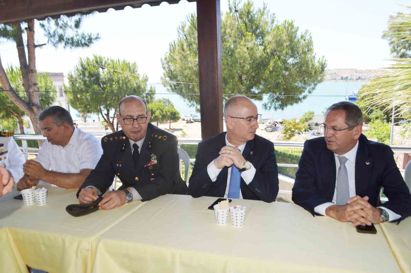 Ayvalık’ta protokol üyeleri kolluk güçleri ve yaşlılarla bayramlaştı
