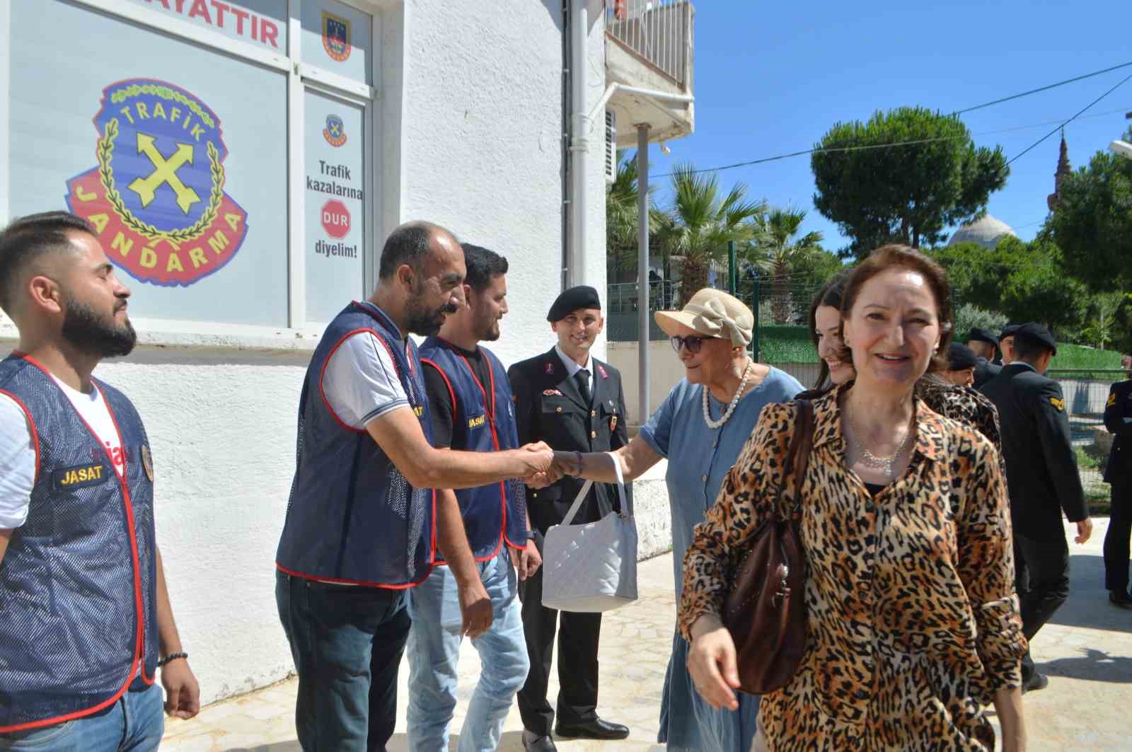 Ayvalık’ta protokol üyeleri kolluk güçleri ve yaşlılarla bayramlaştı
