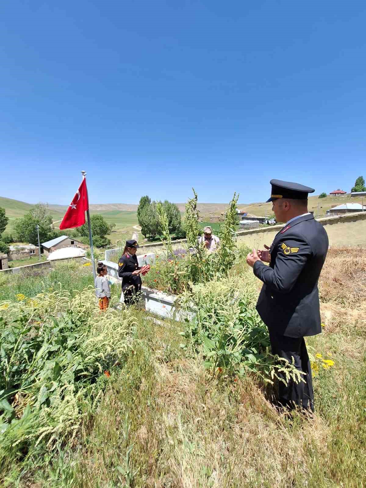 Jandarma, bayramda şehit ailelerini unutmadı
