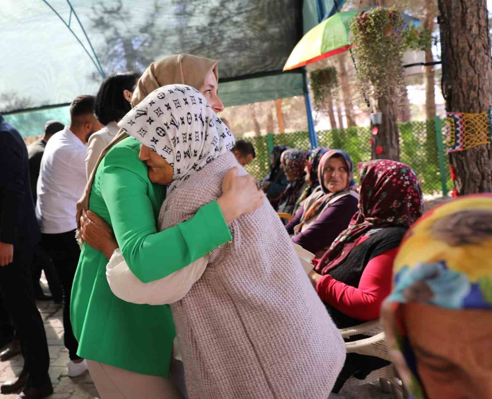 Vali Çelik’ten huzurevi ve çocuk evleri sakinlerine bayram ziyareti
