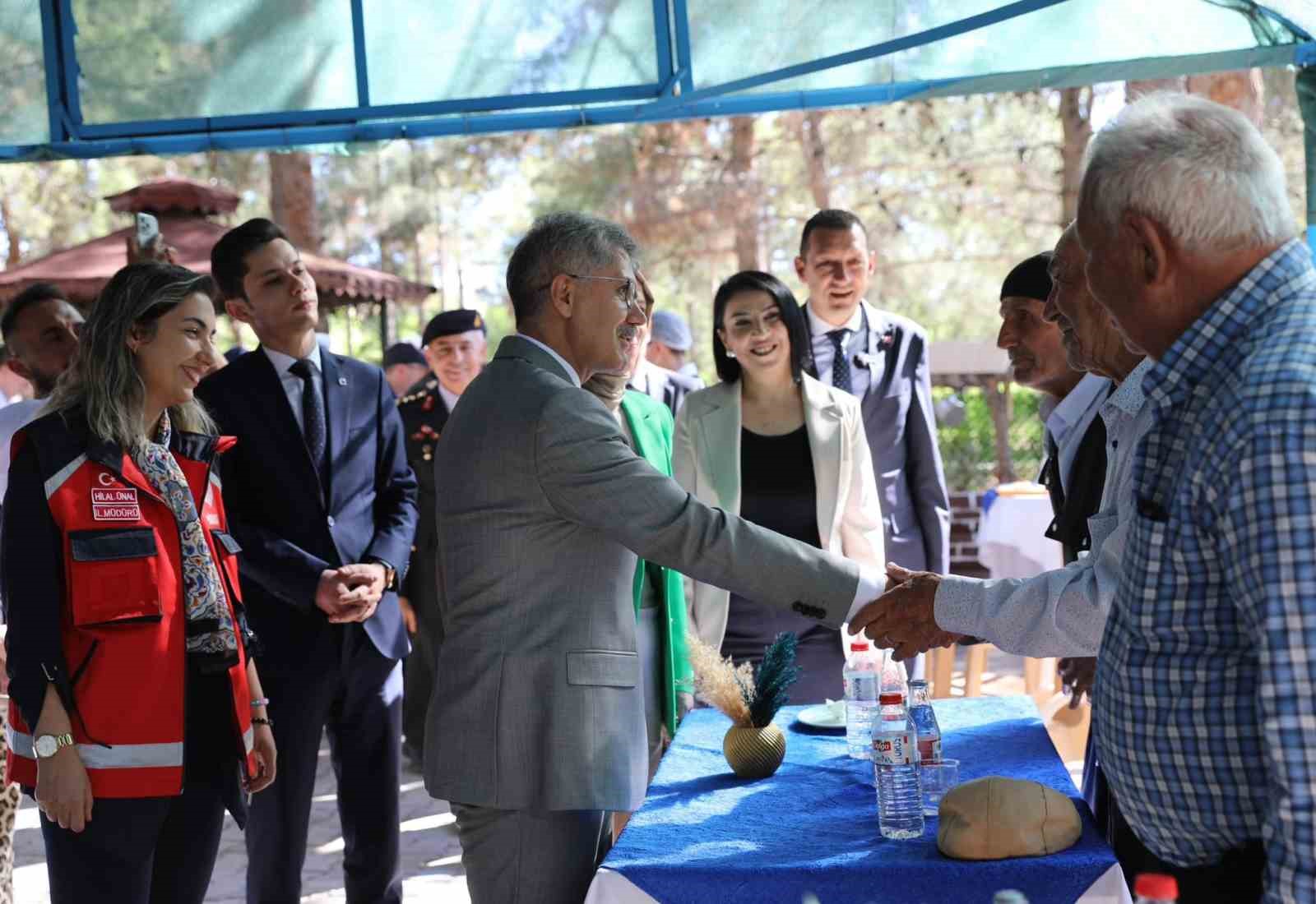 Vali Çelik’ten huzurevi ve çocuk evleri sakinlerine bayram ziyareti
