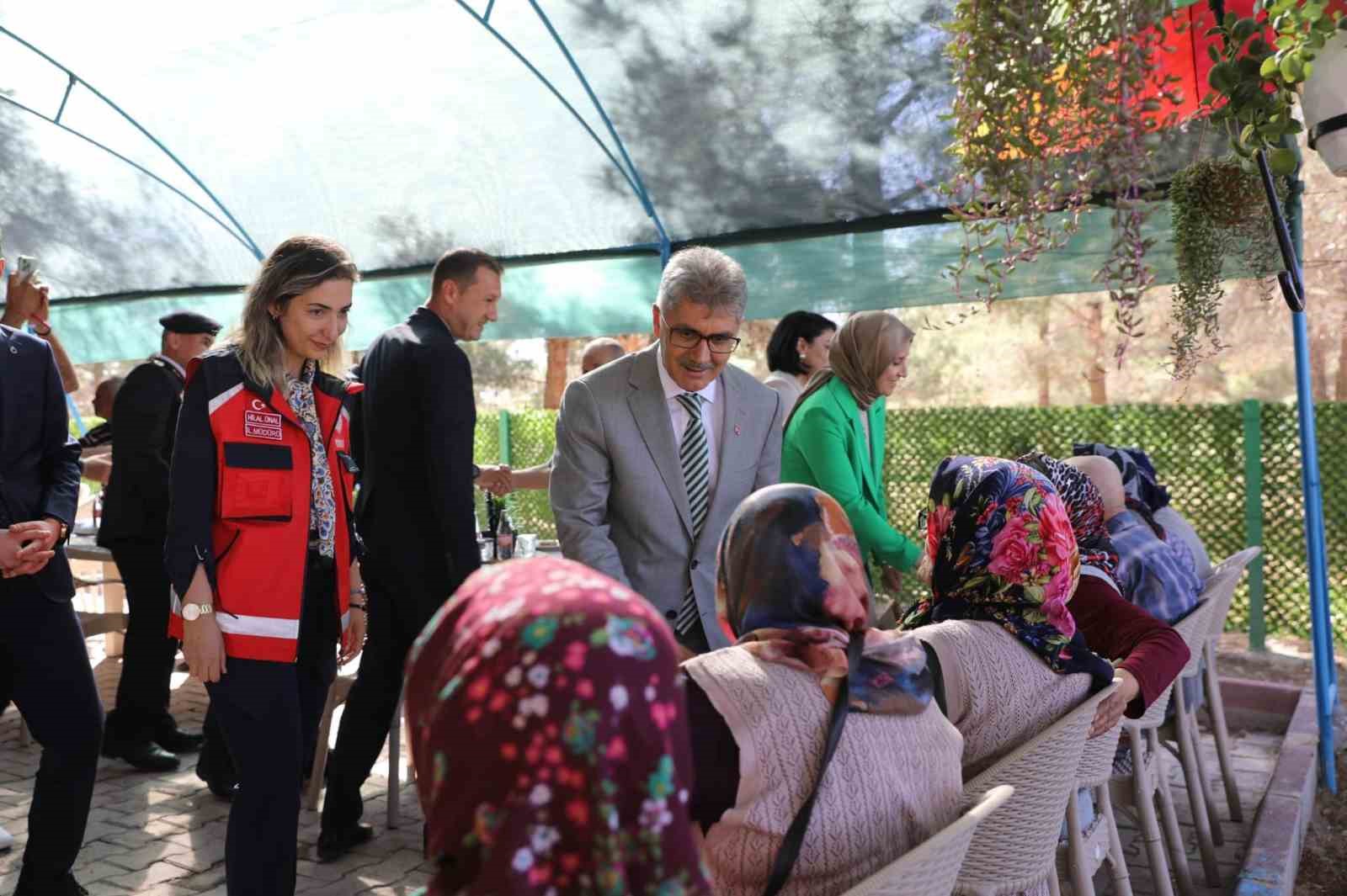 Vali Çelik’ten huzurevi ve çocuk evleri sakinlerine bayram ziyareti
