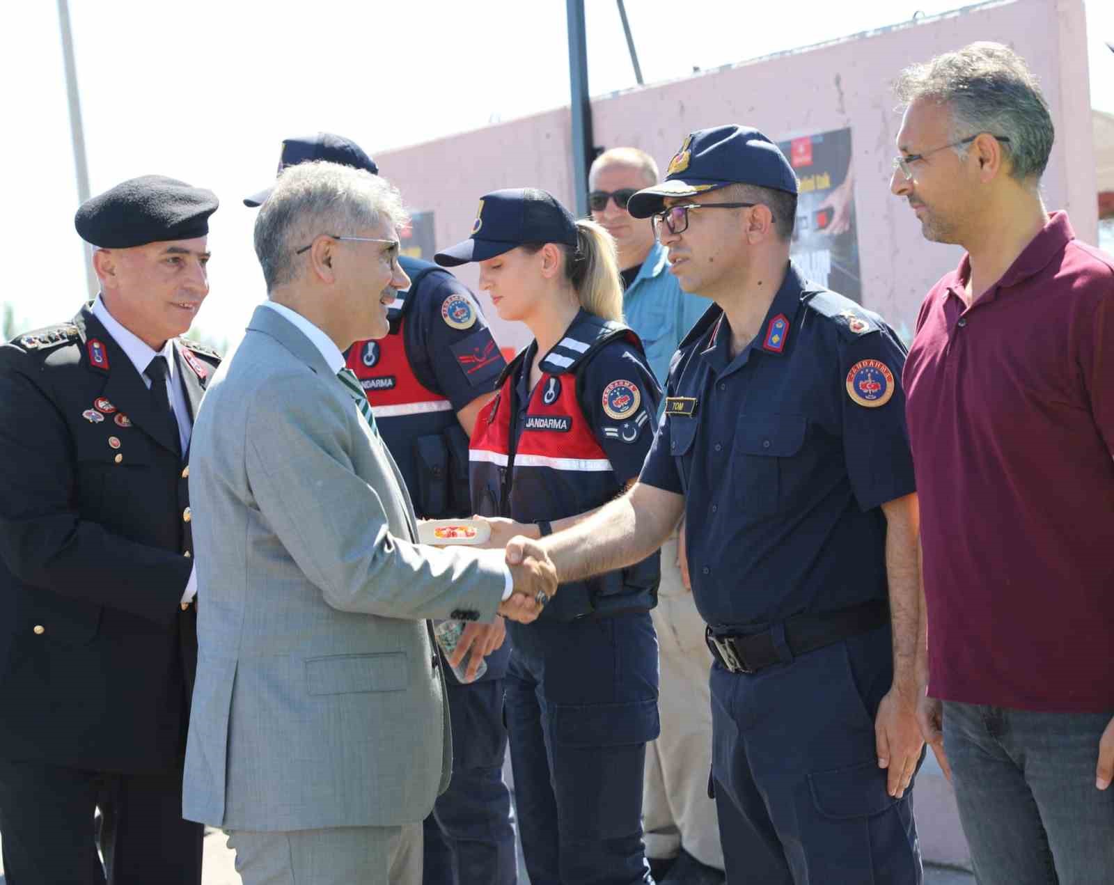 Vali Çelik uygulama noktalarını denetledi sürücülerin bayramını kutladı
