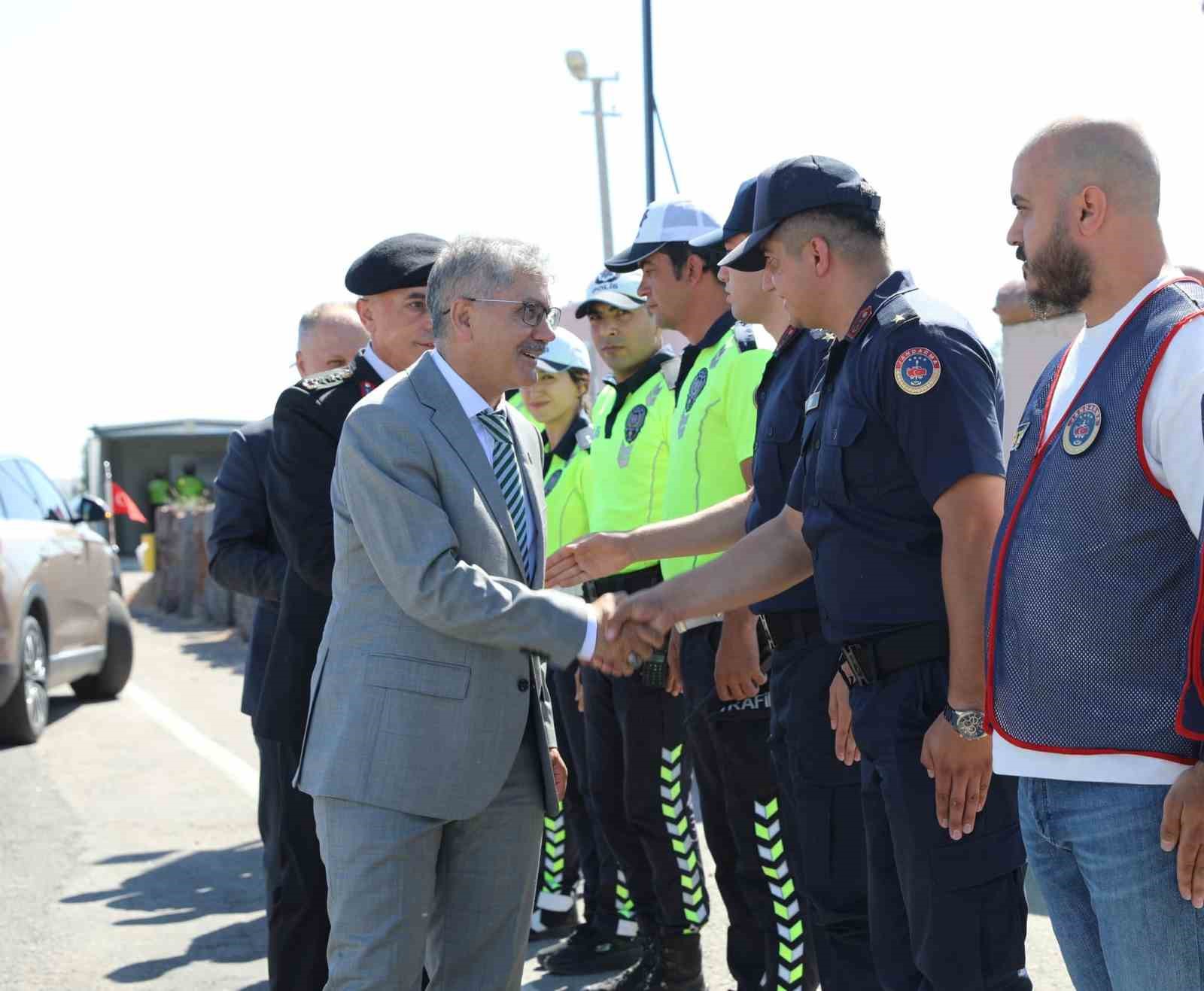 Vali Çelik uygulama noktalarını denetledi sürücülerin bayramını kutladı
