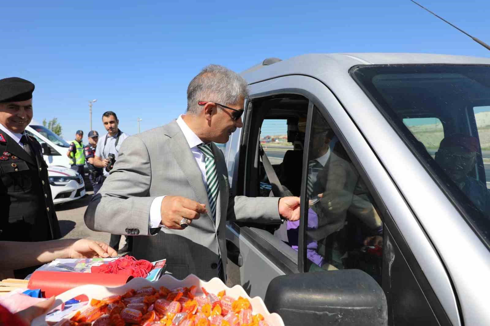 Vali Çelik uygulama noktalarını denetledi sürücülerin bayramını kutladı
