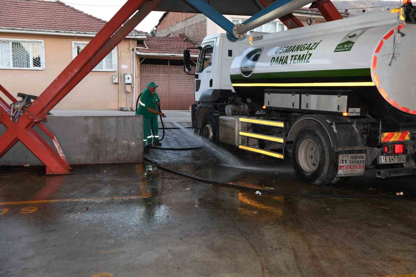 Kurban kesim yerlerinde gün boyu temizlik
