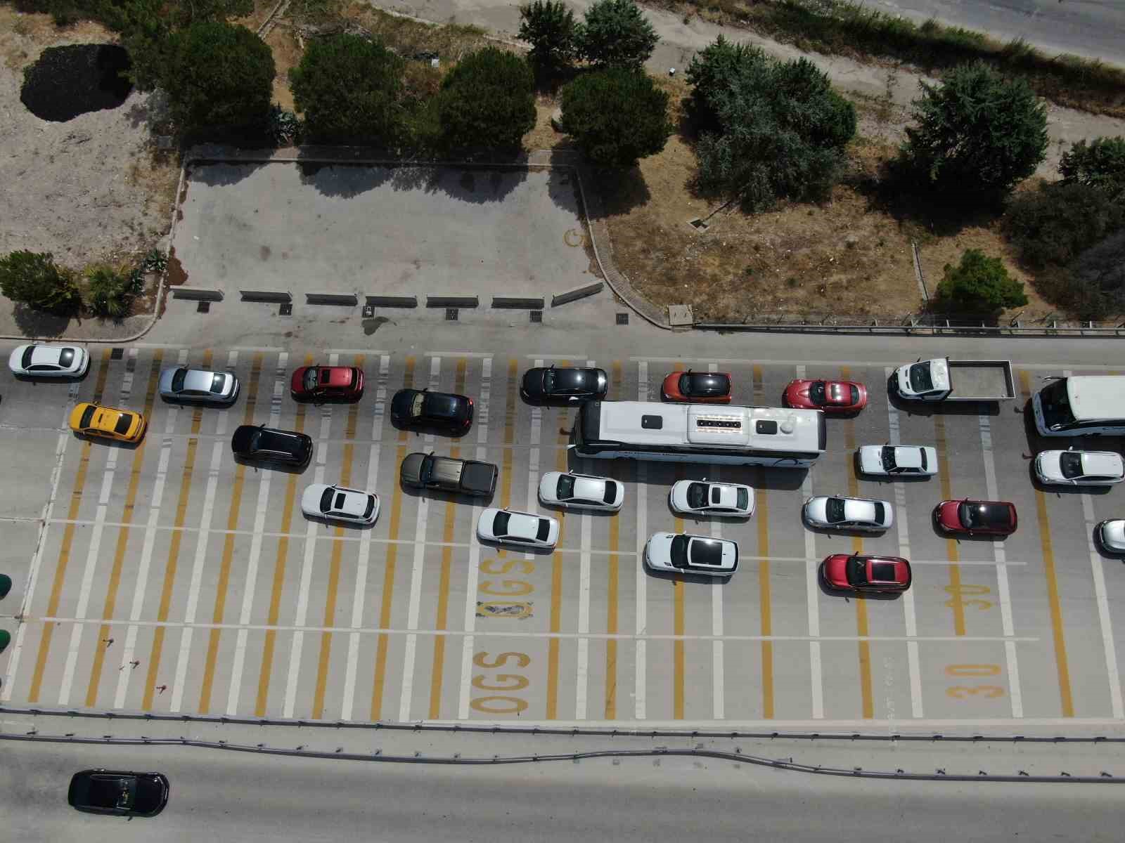 Alaçatı Gişelerinde yüzlerce metre araç kuyruğu
