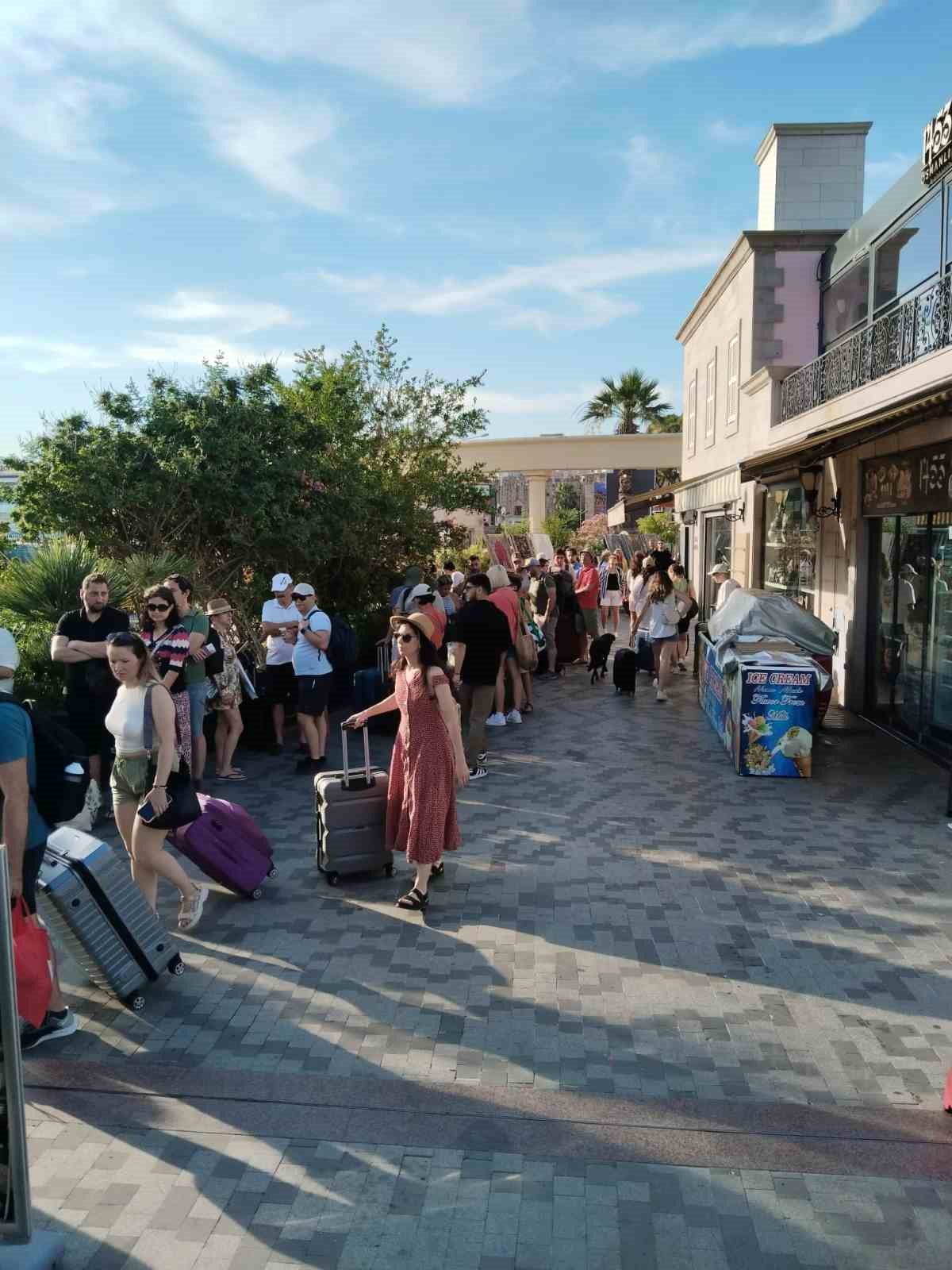 Kuşadası’ndan Sisam Adası’na akın ettiler
