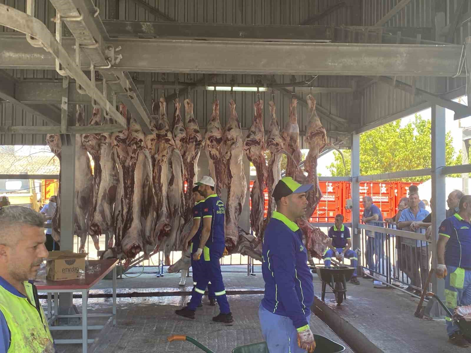 Kurban kesimi bayramın ikinci gününde de sürüyor
