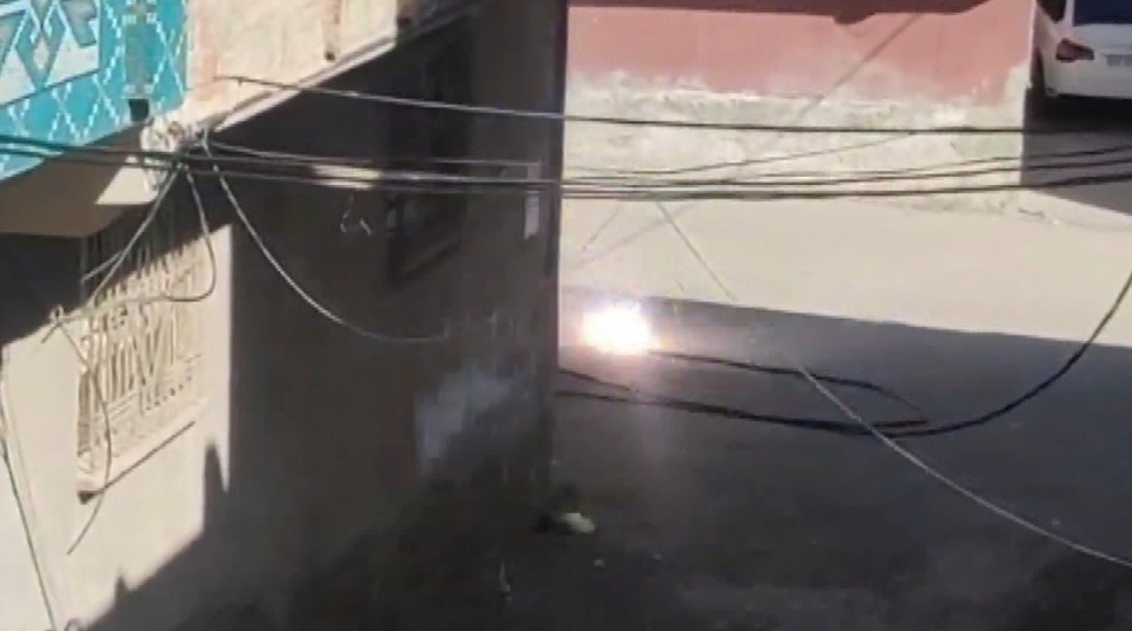 Şanlıurfa’da elektrik kablosu bomba gibi patladı
