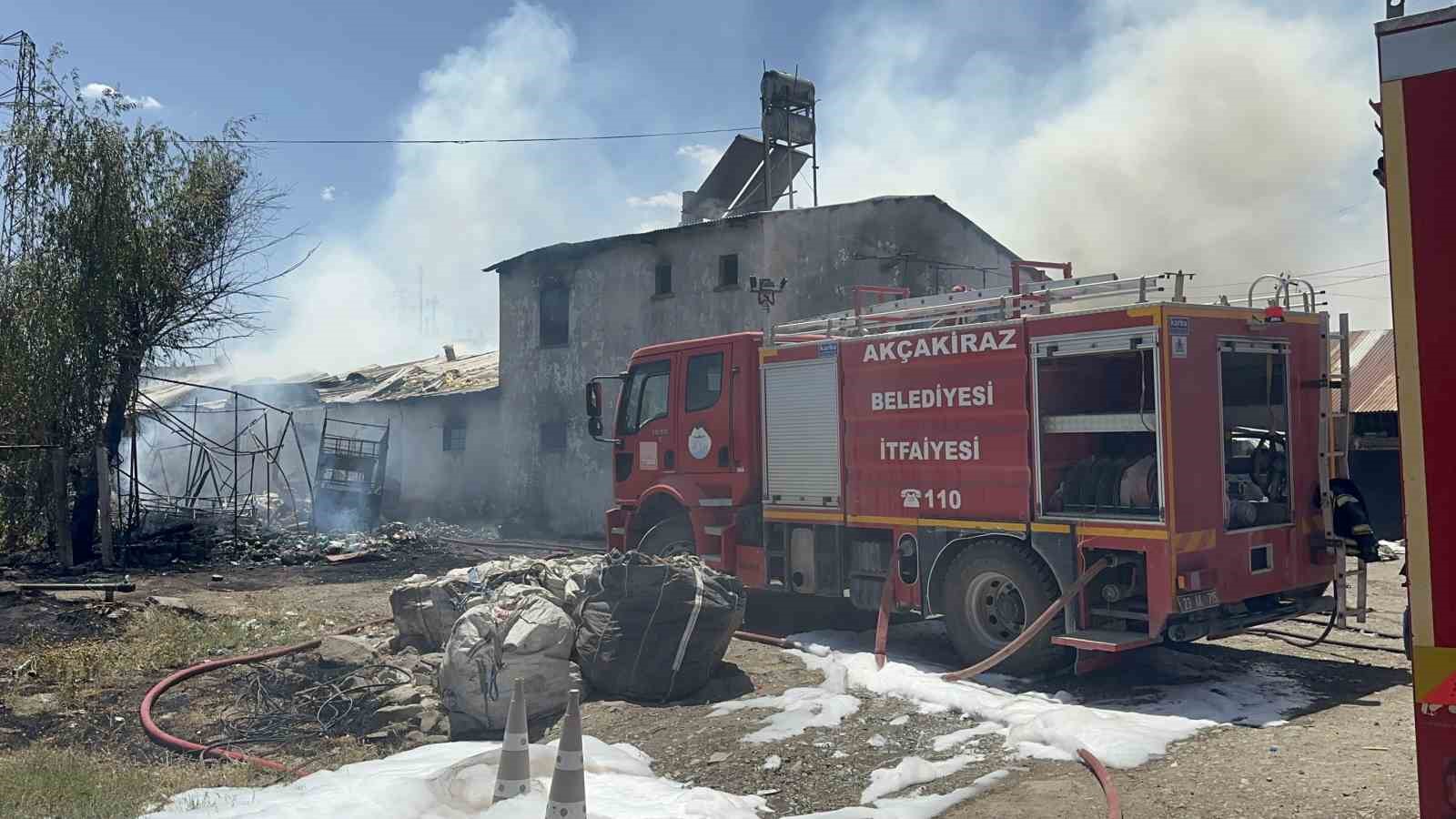 Elazığ’da geri dönüşüm deposunda yangın: Ev, depo ve bir araç kül oldu
