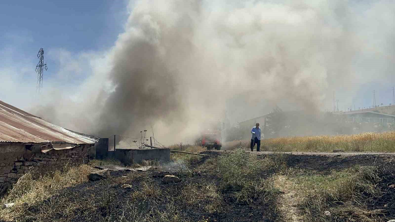 Elazığ’da geri dönüşüm deposunda yangın: Ev, depo ve bir araç kül oldu
