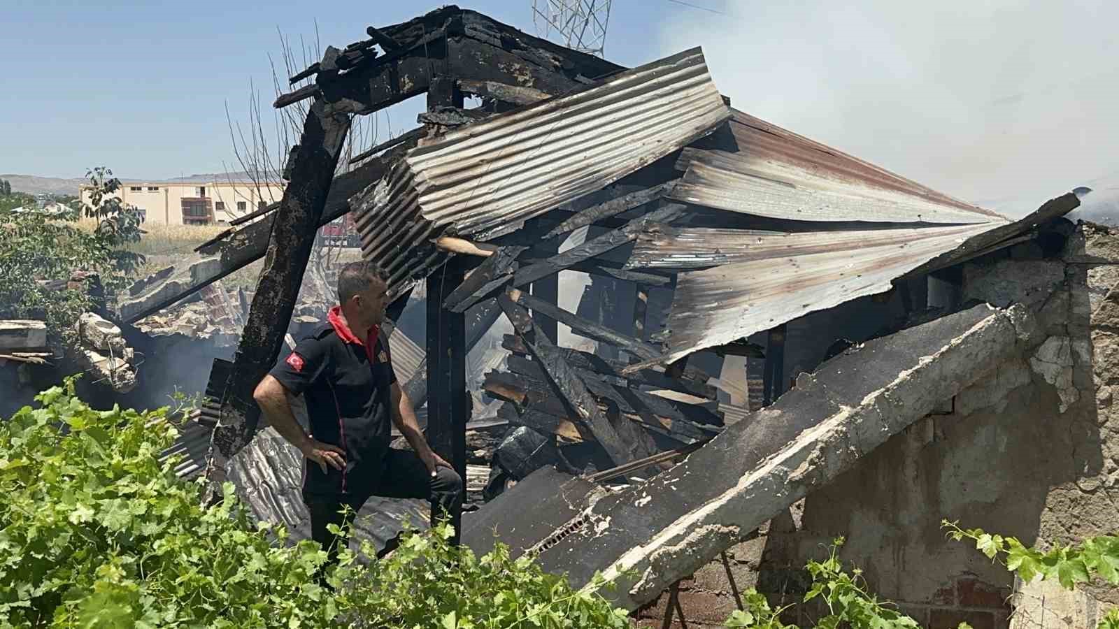 Elazığ’da geri dönüşüm deposunda yangın: Ev, depo ve bir araç kül oldu
