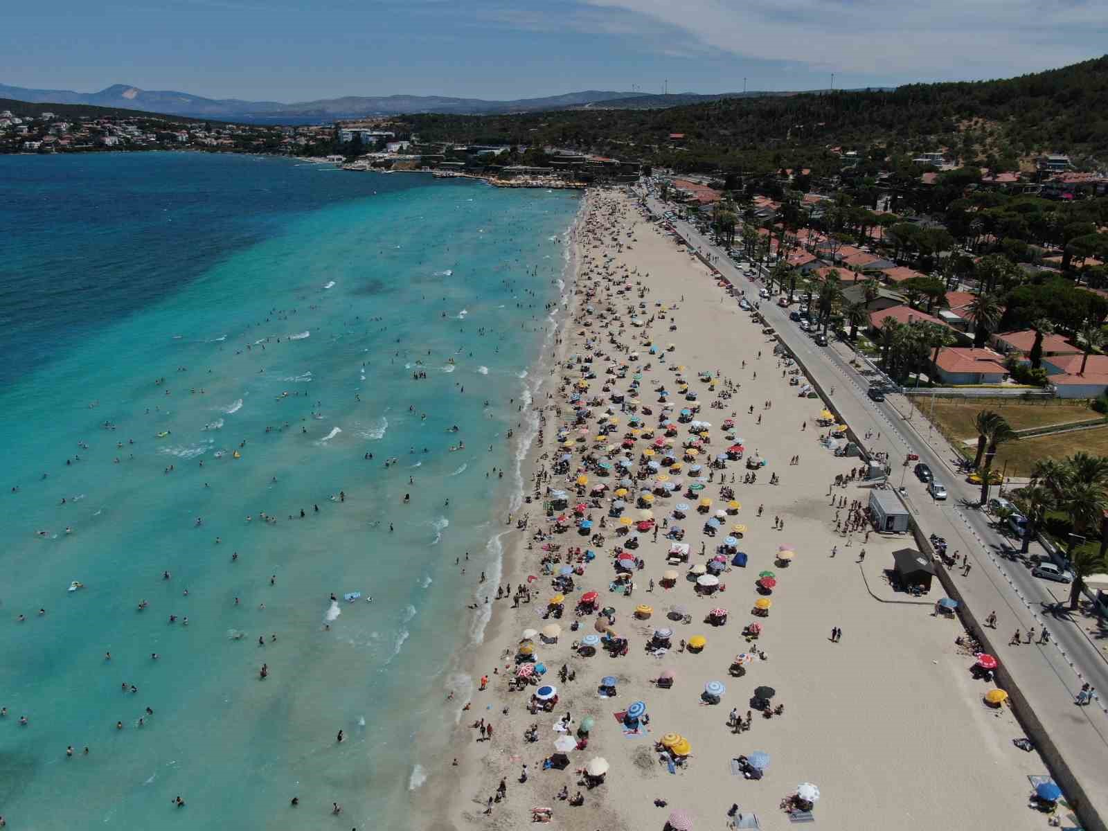 Binlerce kişi Çeşme Ilıca Plajı’na akın etti: İlçenin nüfusu 1 milyona dayandı
