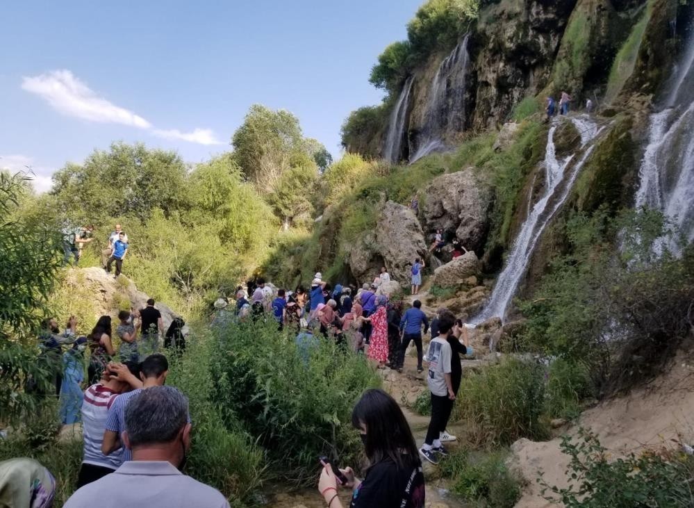 Girlevik Şelalesi bayramda da vatandaşların uğrak yeri oldu
