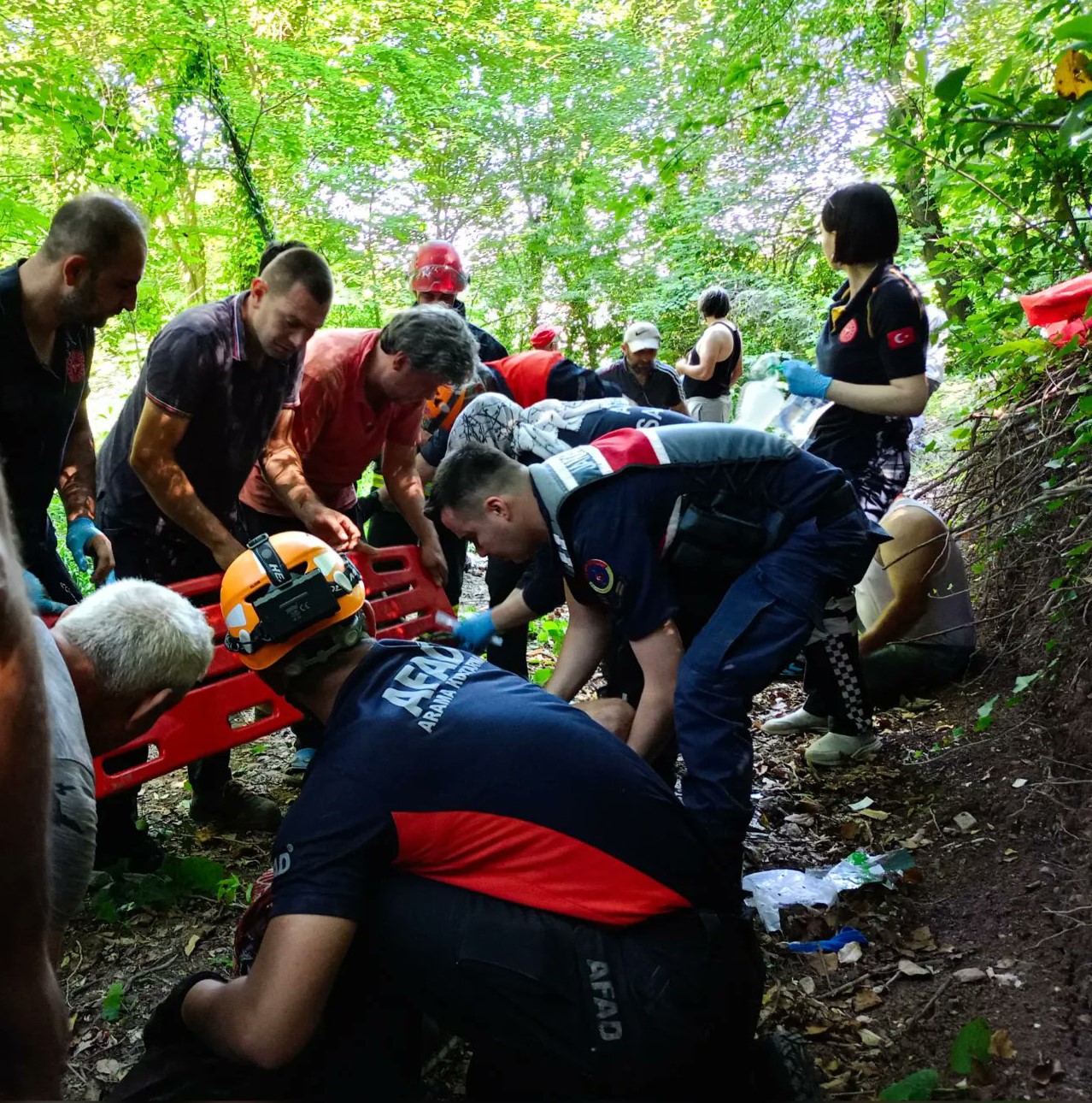 Yalova’da vadiye devrilen traktörün sürücüsü kurtarıldı
