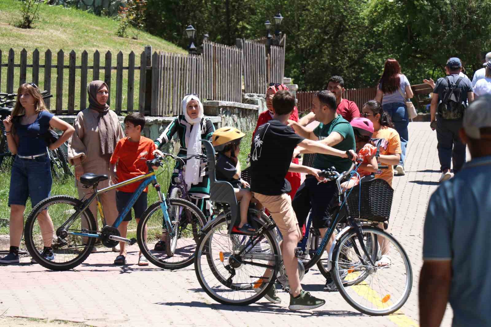 Tatilciler, Bolu’nun doğa harikasına akın etti
