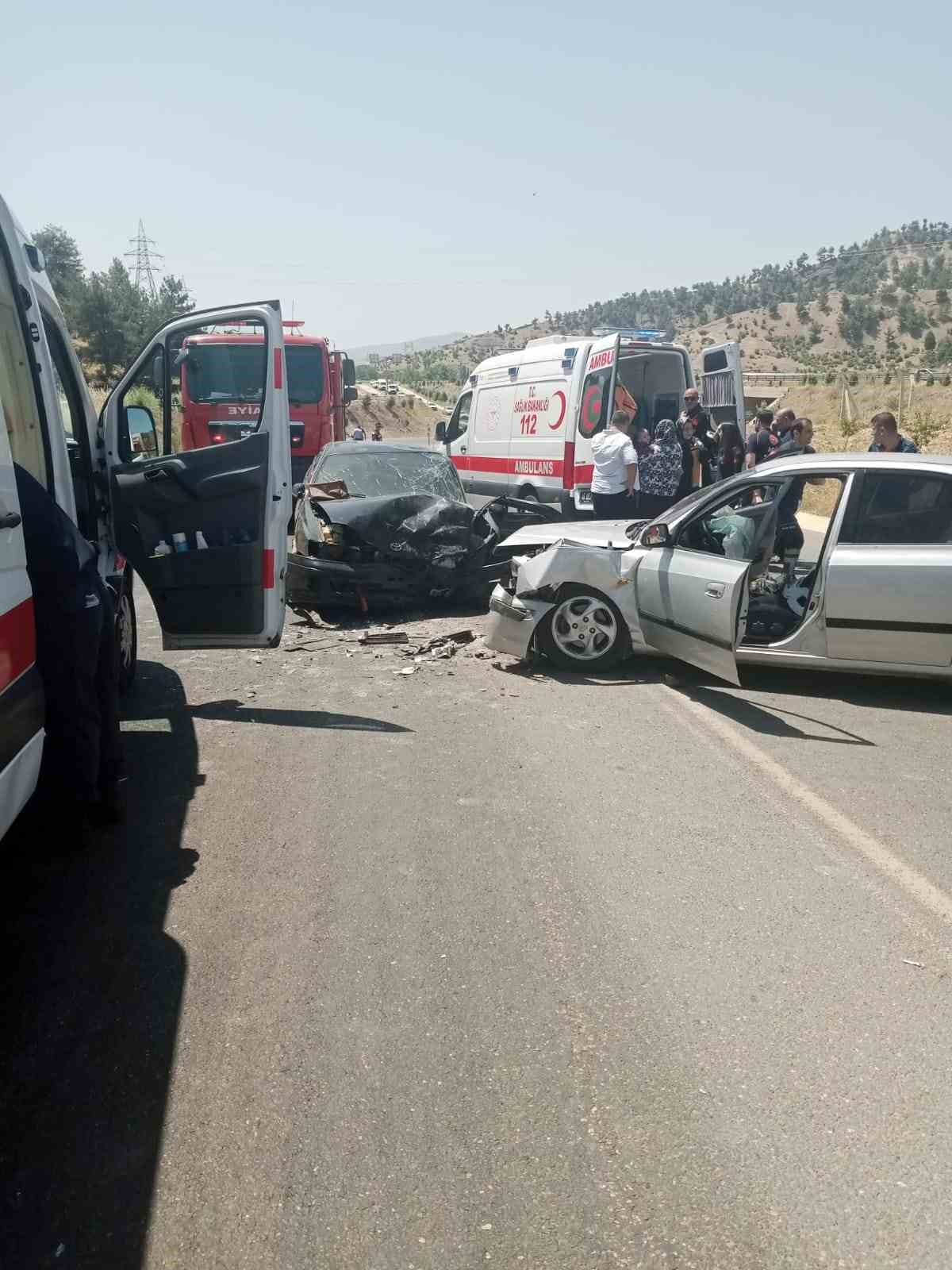 Kahramanmaraş’ta otomobiller çarpıştı: 5 yaralı
