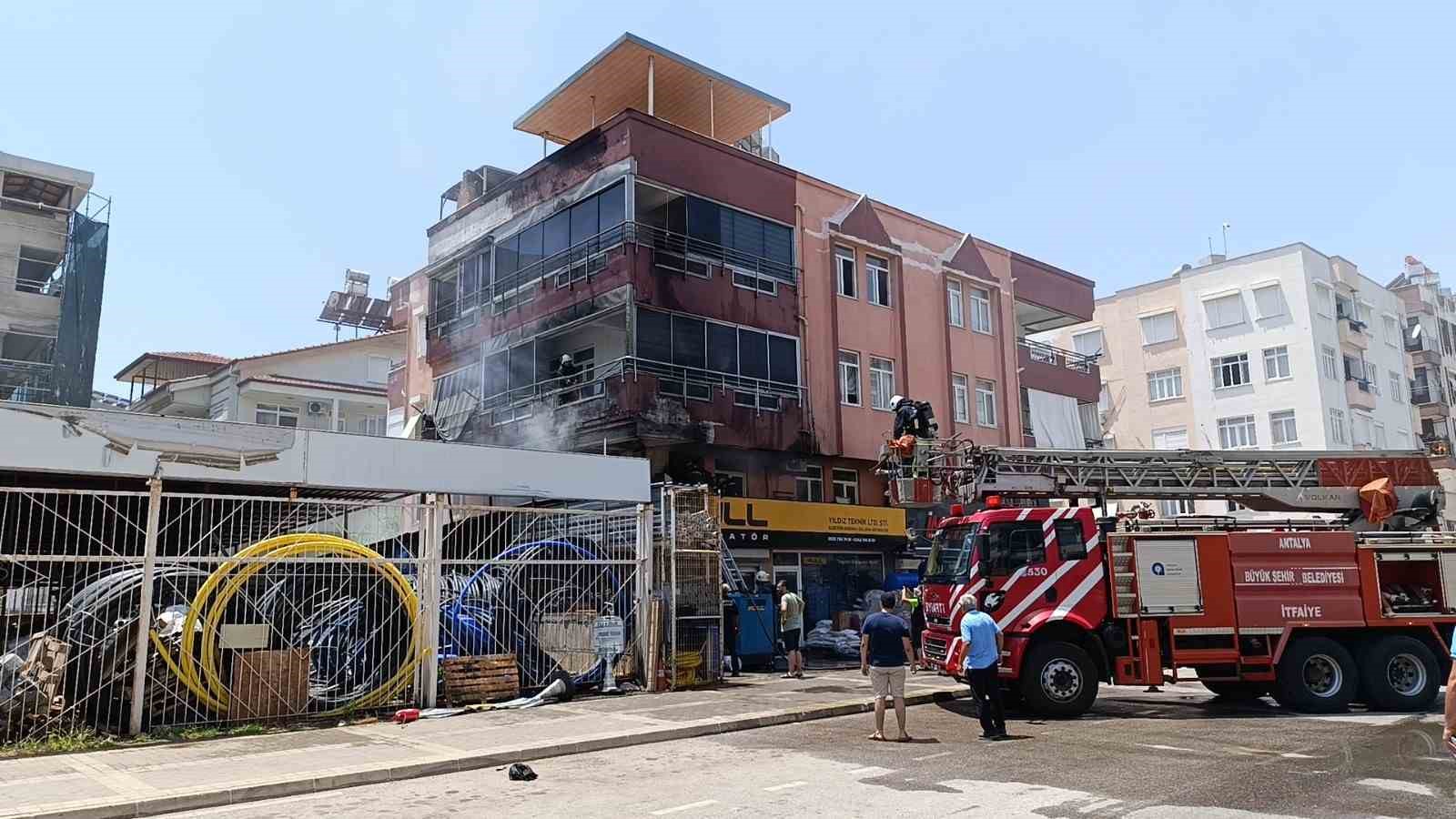 Antalya’da korkutan yangın, plastik deposuna sıçramadan söndürüldü
