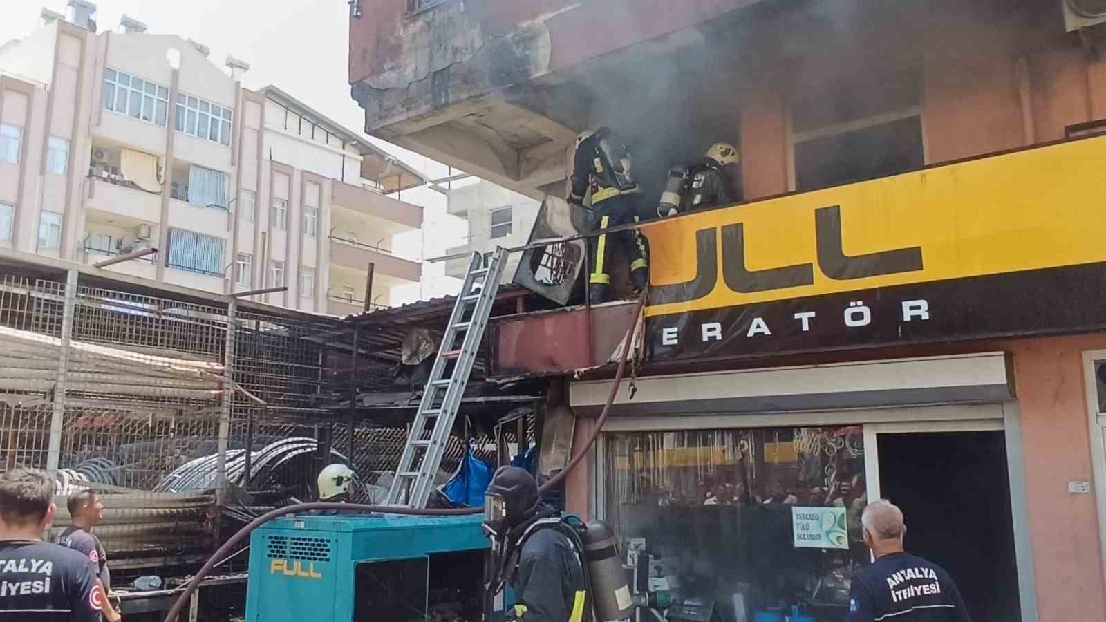 Antalya’da korkutan yangın, plastik deposuna sıçramadan söndürüldü
