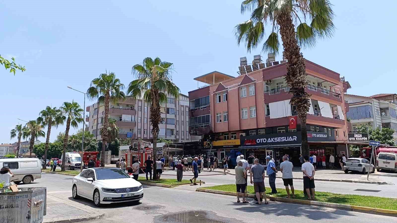 Antalya’da korkutan yangın, plastik deposuna sıçramadan söndürüldü
