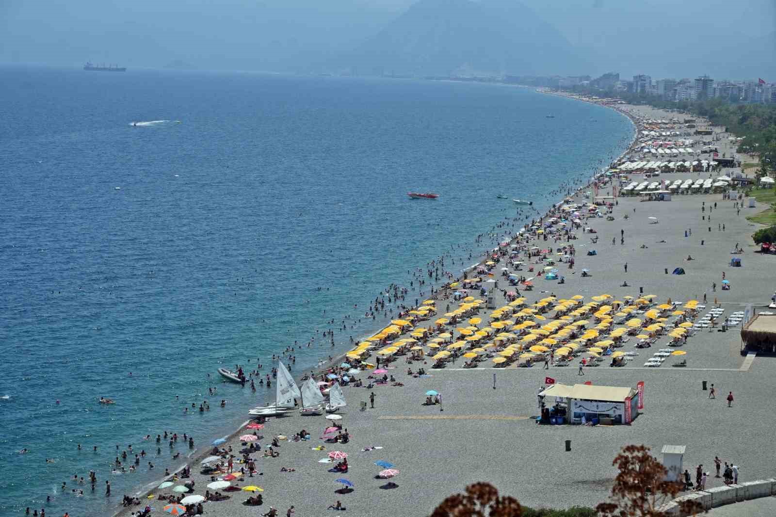 Antalya sahillerinde bayram yoğunluğu artarak devam ediyor
