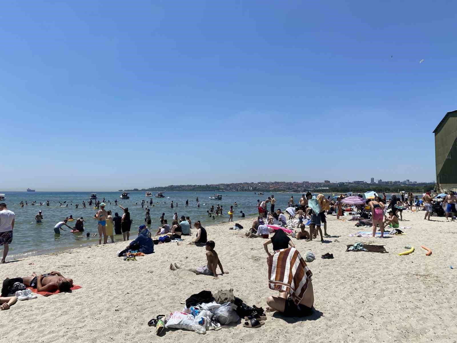 Menekşe Plajı’ndaki yoğunluk havadan görüntülendi
