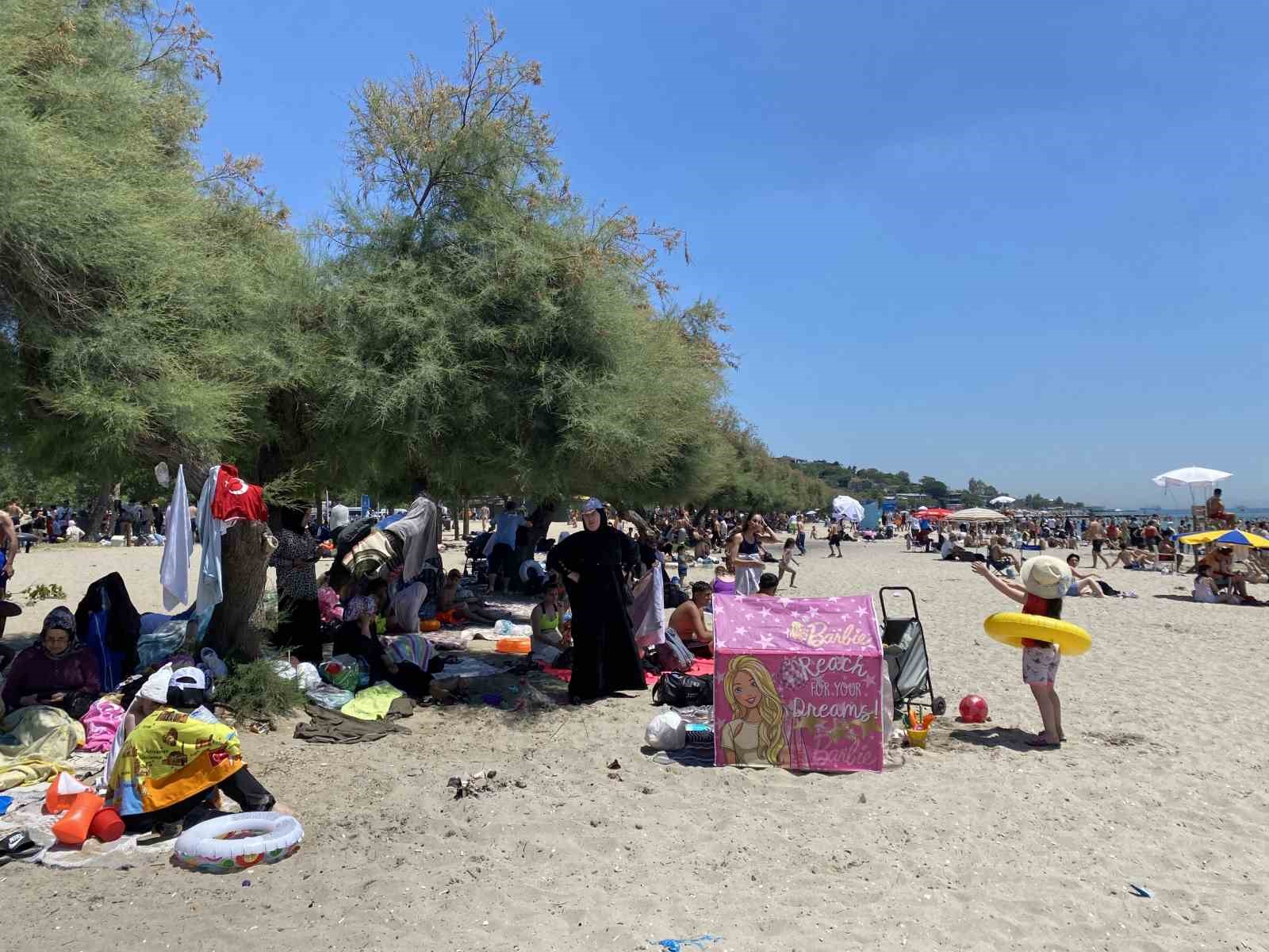 Menekşe Plajı’ndaki yoğunluk havadan görüntülendi
