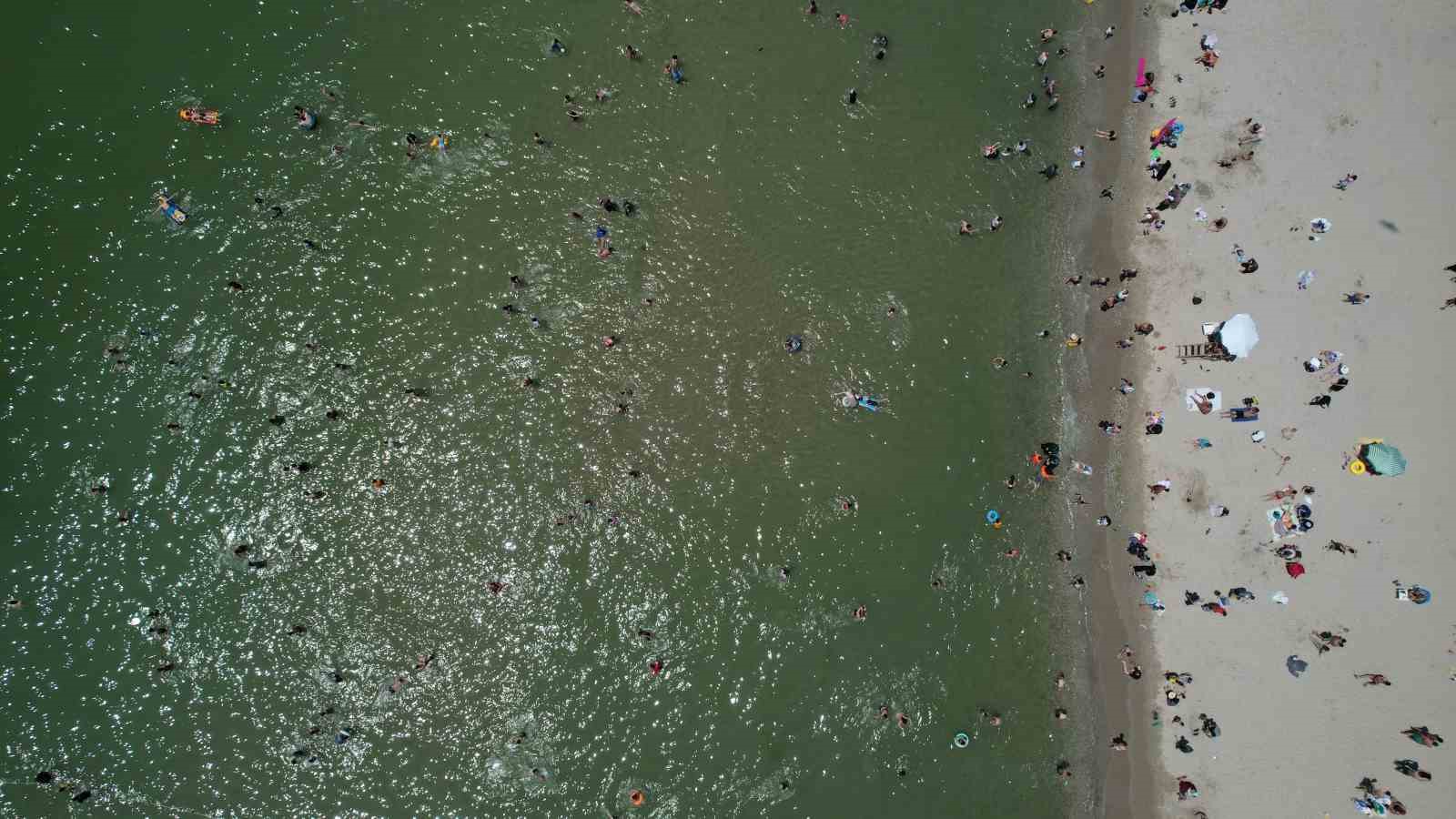 Menekşe Plajı’ndaki yoğunluk havadan görüntülendi
