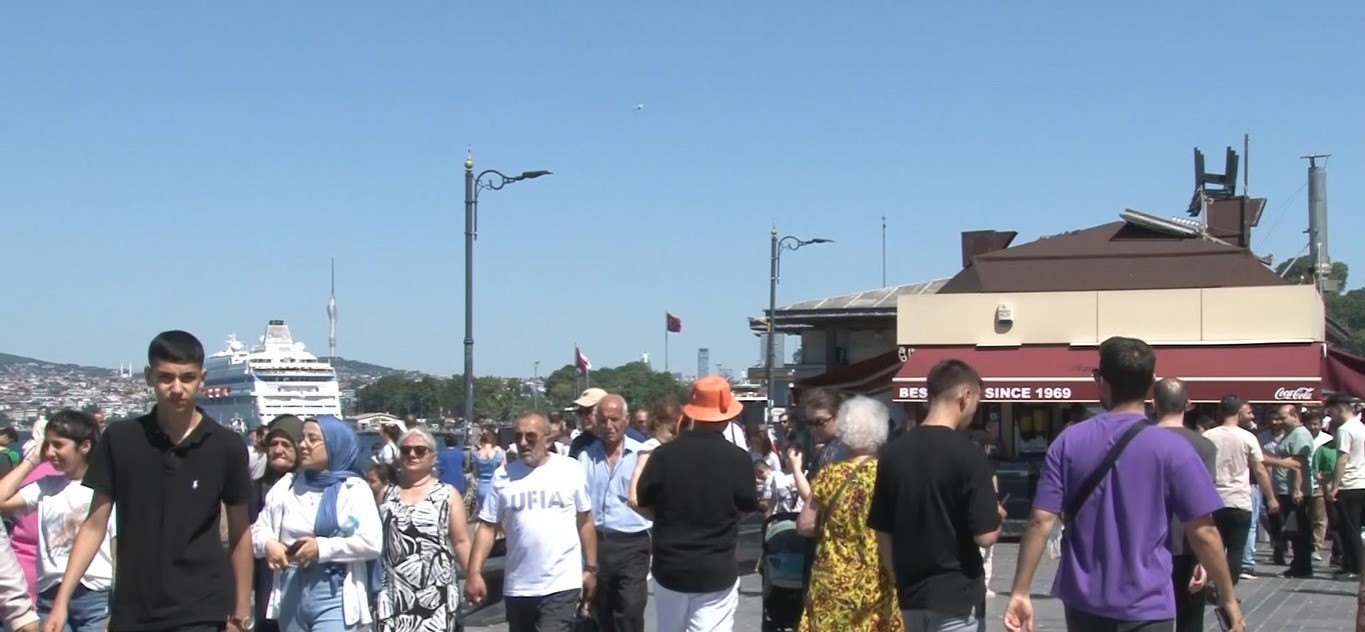 Kurban Bayramı’nın ikinci gününde Eminönü’nde hareketlilik
