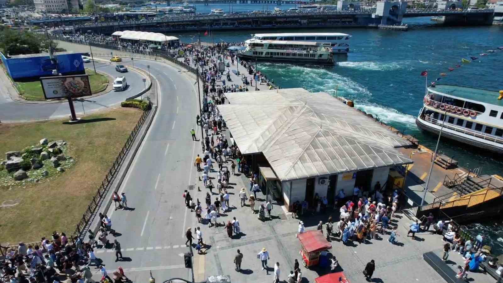 Kurban Bayramı’nın ikinci gününde Eminönü’nde hareketlilik
