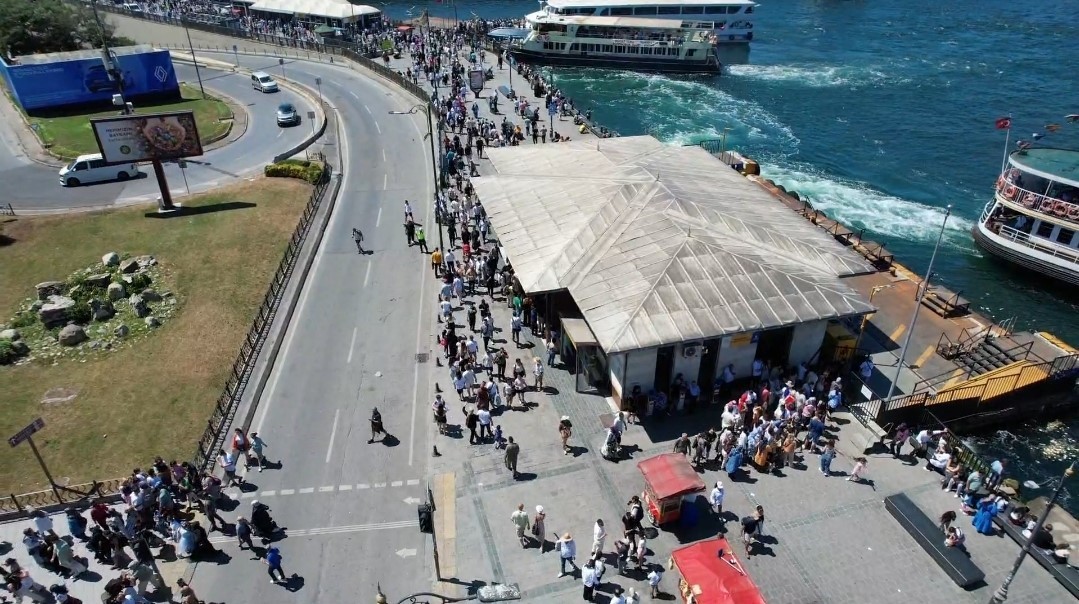 Kurban Bayramı’nın ikinci gününde Eminönü’nde hareketlilik
