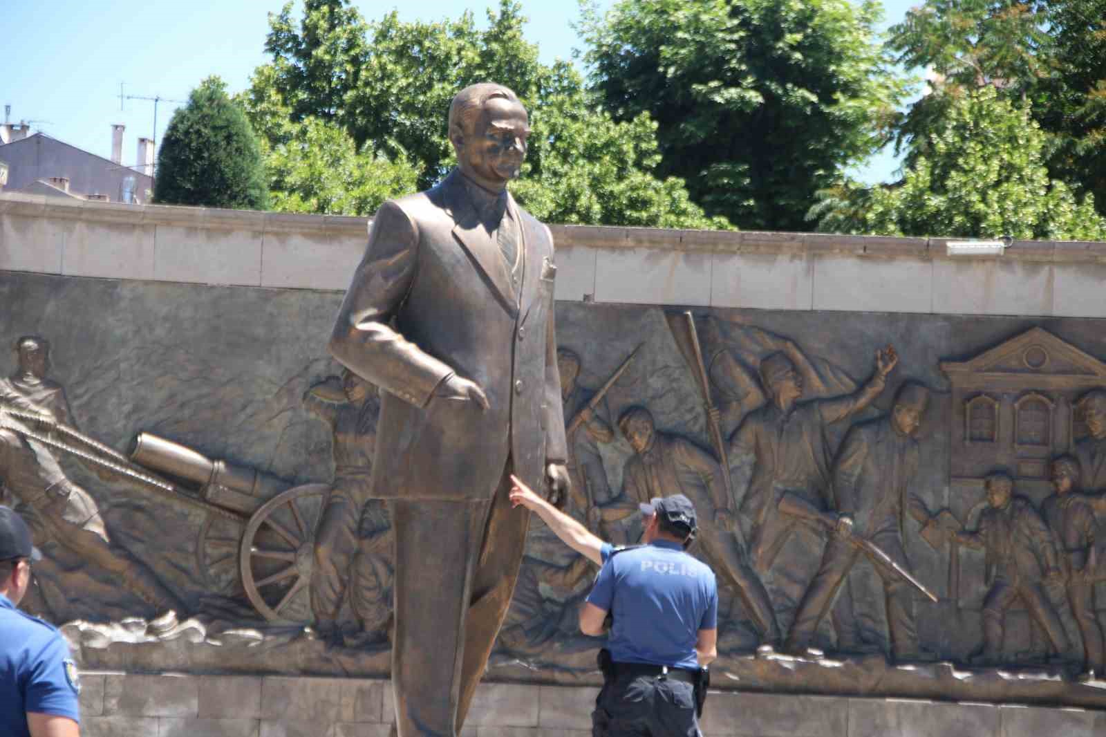 Kayseri’de Atatürk heykeline saldıran 2 kişi tutuklandı
