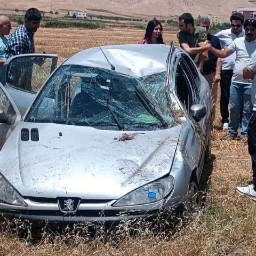 Mardin’de sürücüsünün kontrolünden çıkan otomobil takla attı: 2 yaralı
