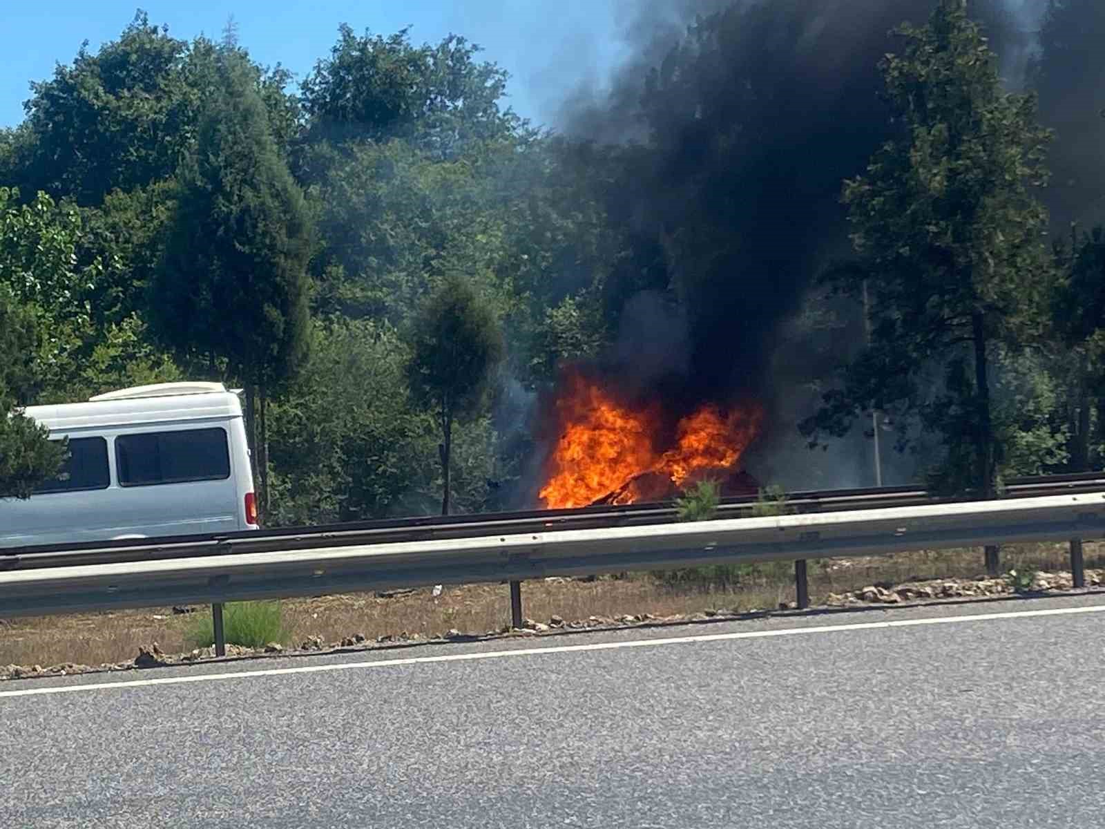 Otoyolda alev alev yandı: Otomobilden geriye demir yığını kaldı
