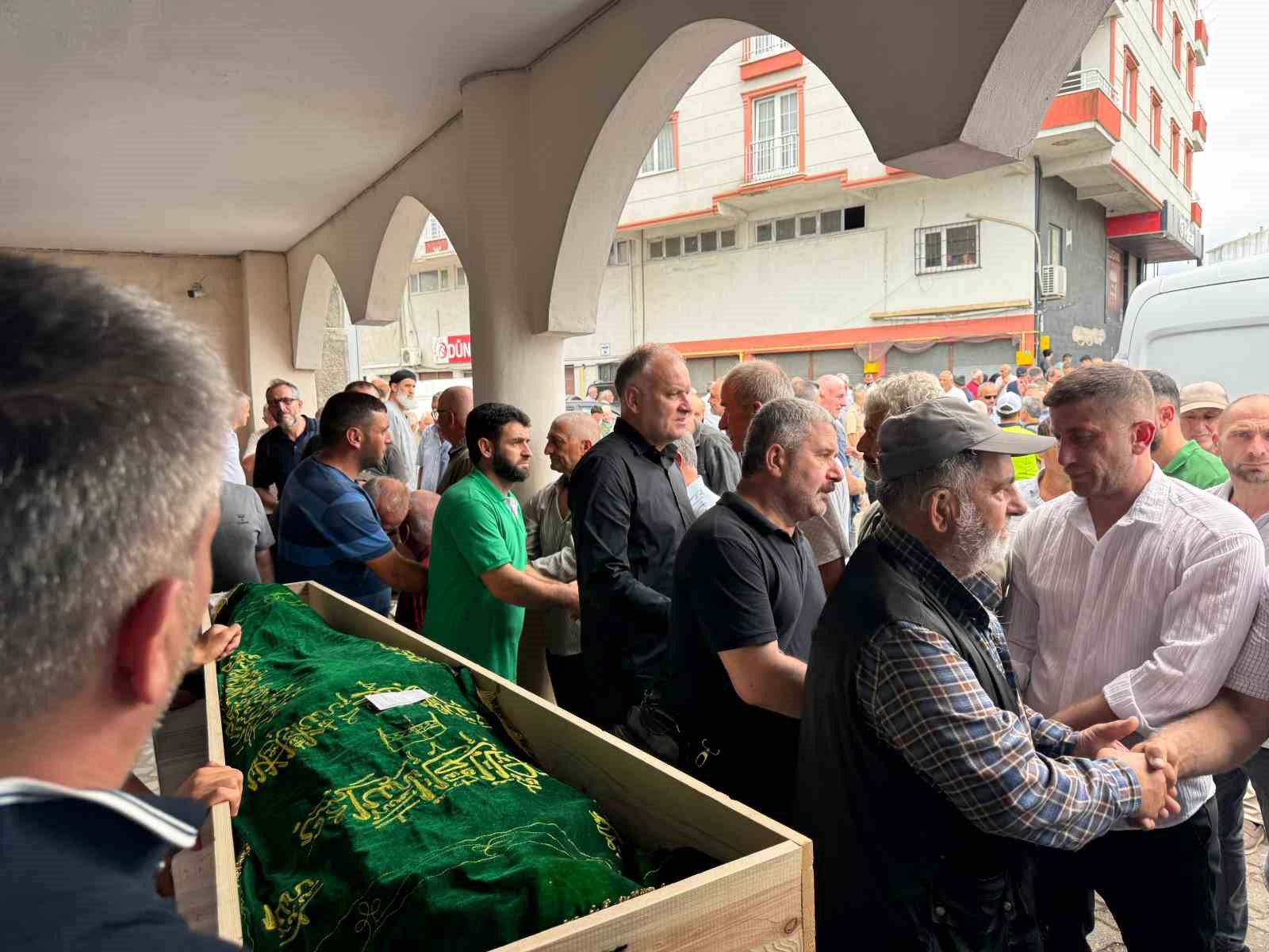 Rize’de trafik kazasında hayatını kaybeden anne ve 2 oğlu son yolculuğuna uğurlandı
