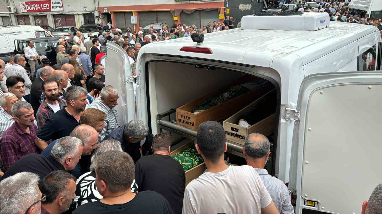 Rize’de trafik kazasında hayatını kaybeden anne ve 2 oğlu son yolculuğuna uğurlandı
