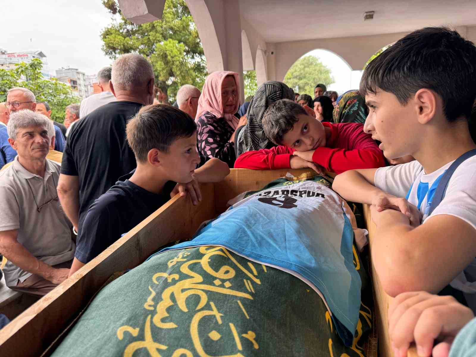 Rize’de trafik kazasında hayatını kaybeden anne ve 2 oğlu son yolculuğuna uğurlandı
