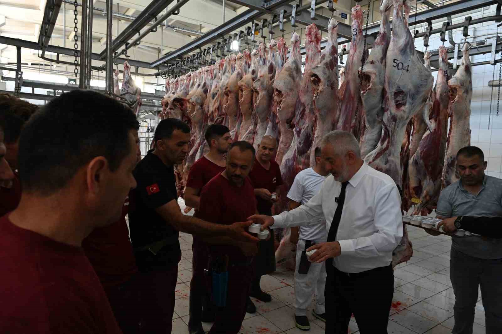 Başkan Başdeğirmen, kurban kesimlerinde vatandaşlarla bayramlaştı
