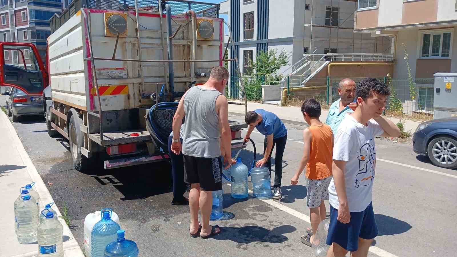 Tekirdağ’da 90’ları aratmayan görüntü: Bayram günü tankerlerle su taşıdılar
