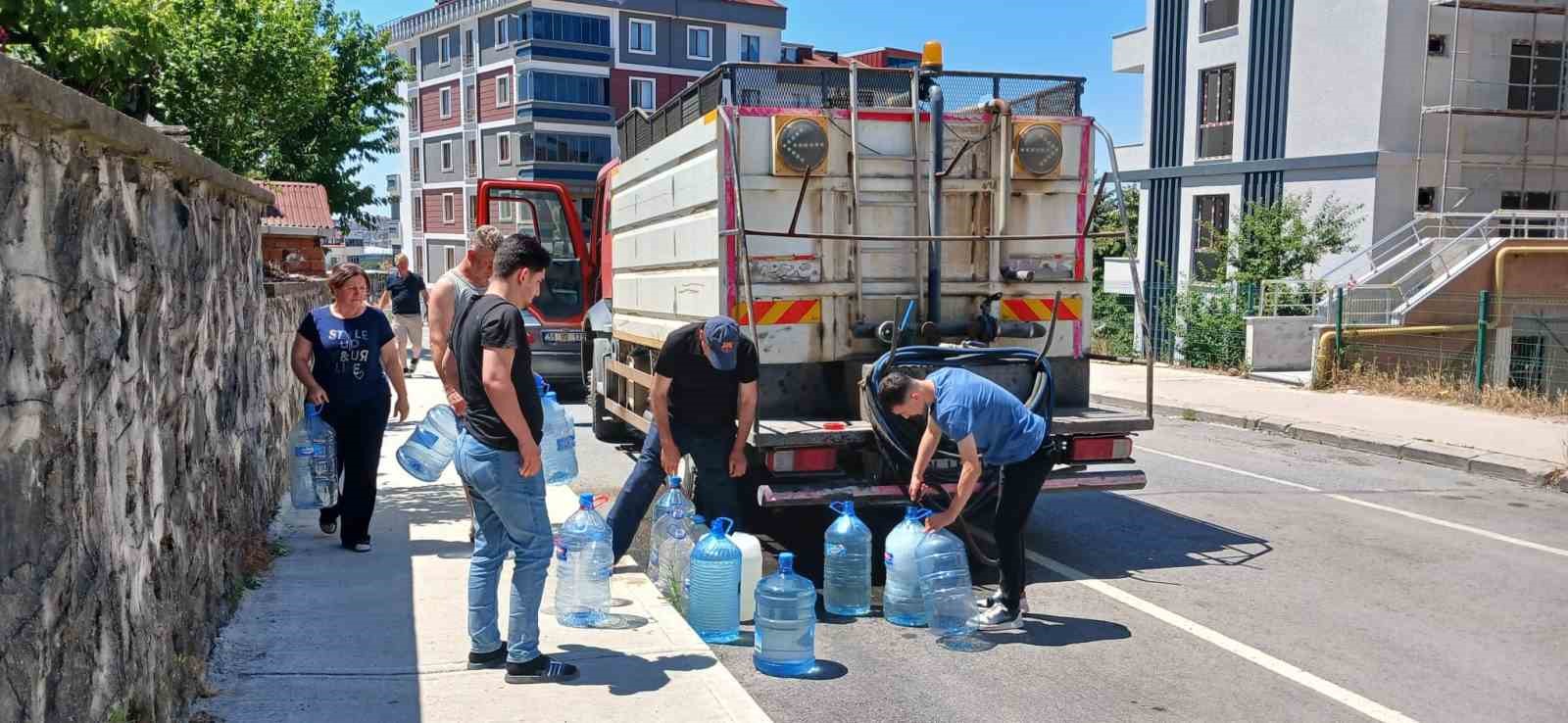 Tekirdağ’da 90’ları aratmayan görüntü: Bayram günü tankerlerle su taşıdılar
