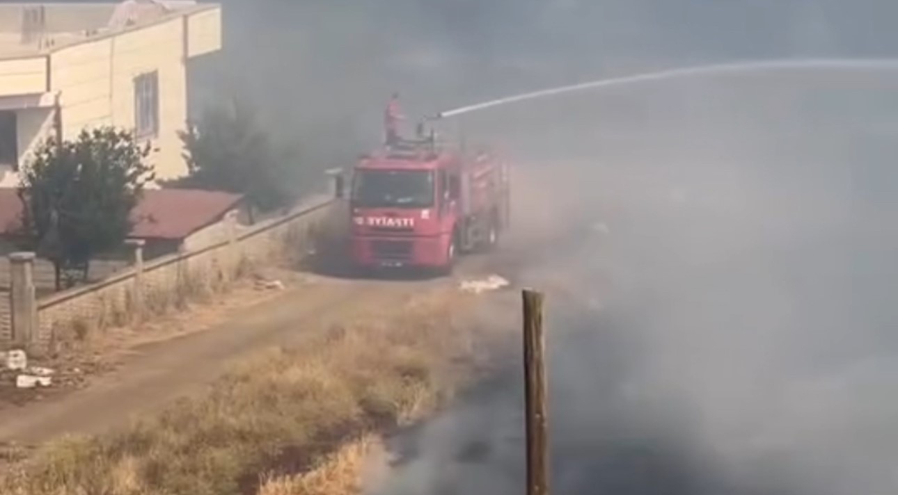 Siverek’te çıkan yangında 100 dönüm arazi ve 200 ton saman kül oldu
