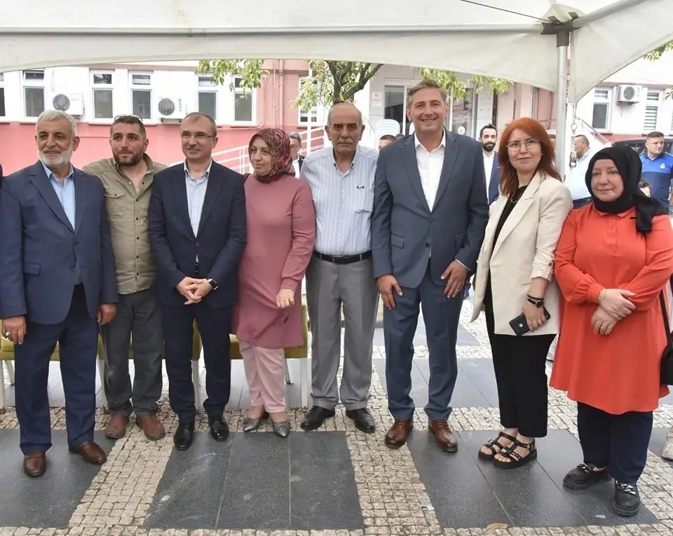 Başkan Candal, ilçe meydanında halkla bayramlaştı
