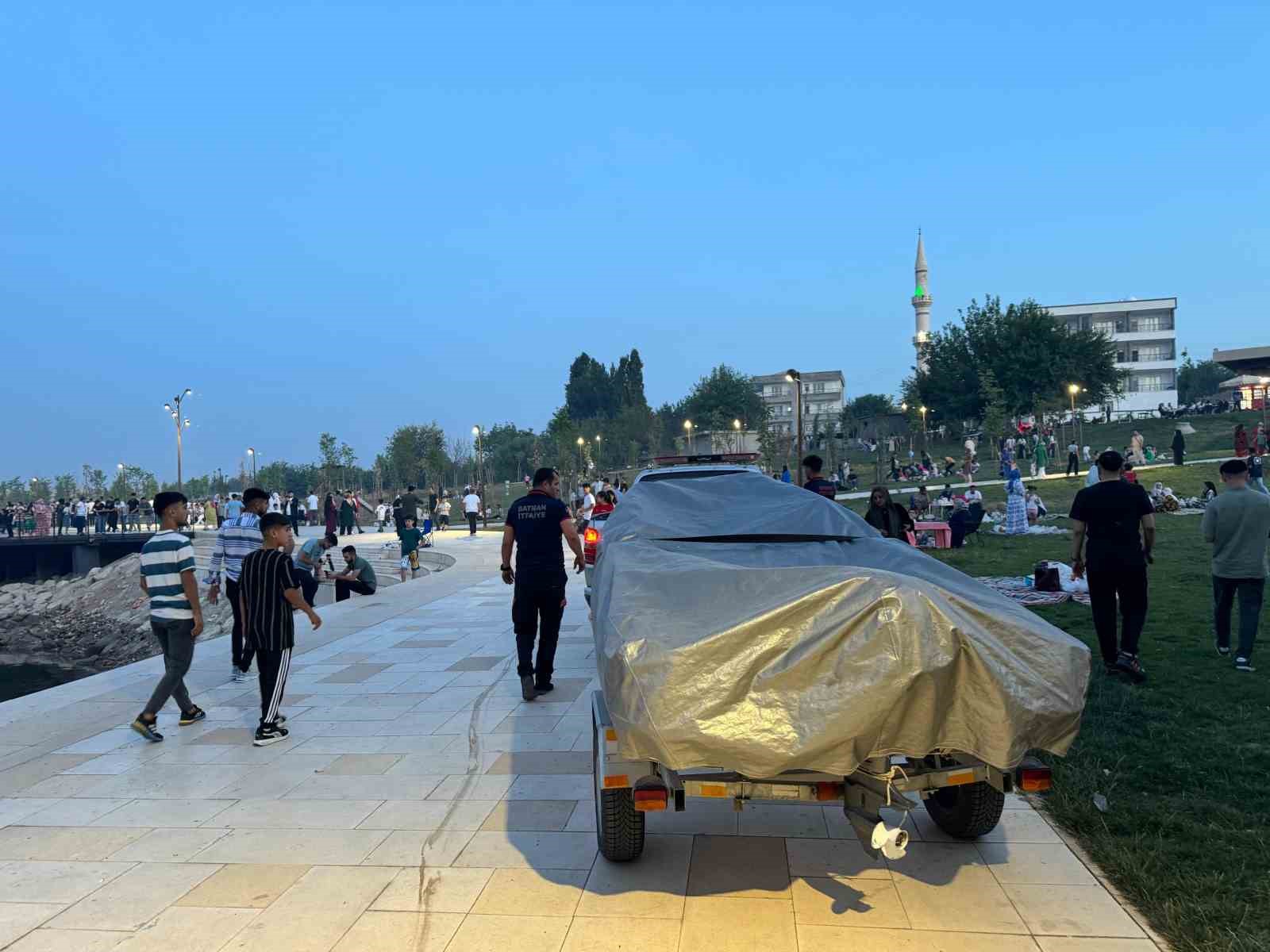 Silvan’da barajda mahsur kalan 2 vatandaş kendi imkanlarıyla çıktı
