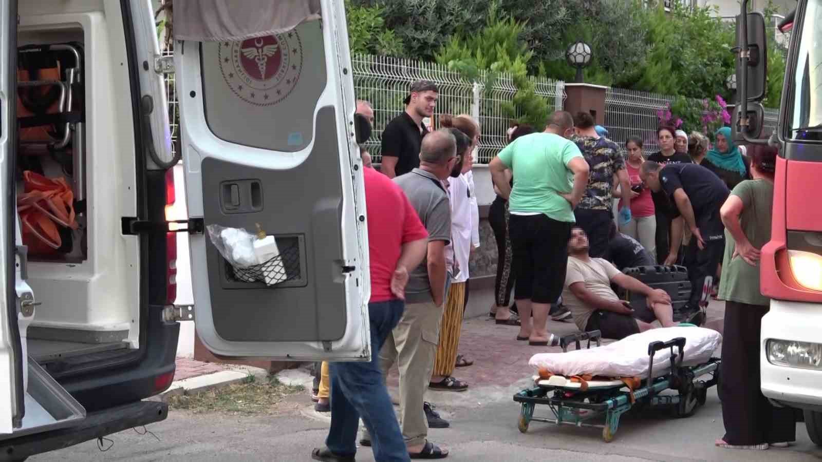 Ambulansta dahi çocuğunu kucağından indirmedi
