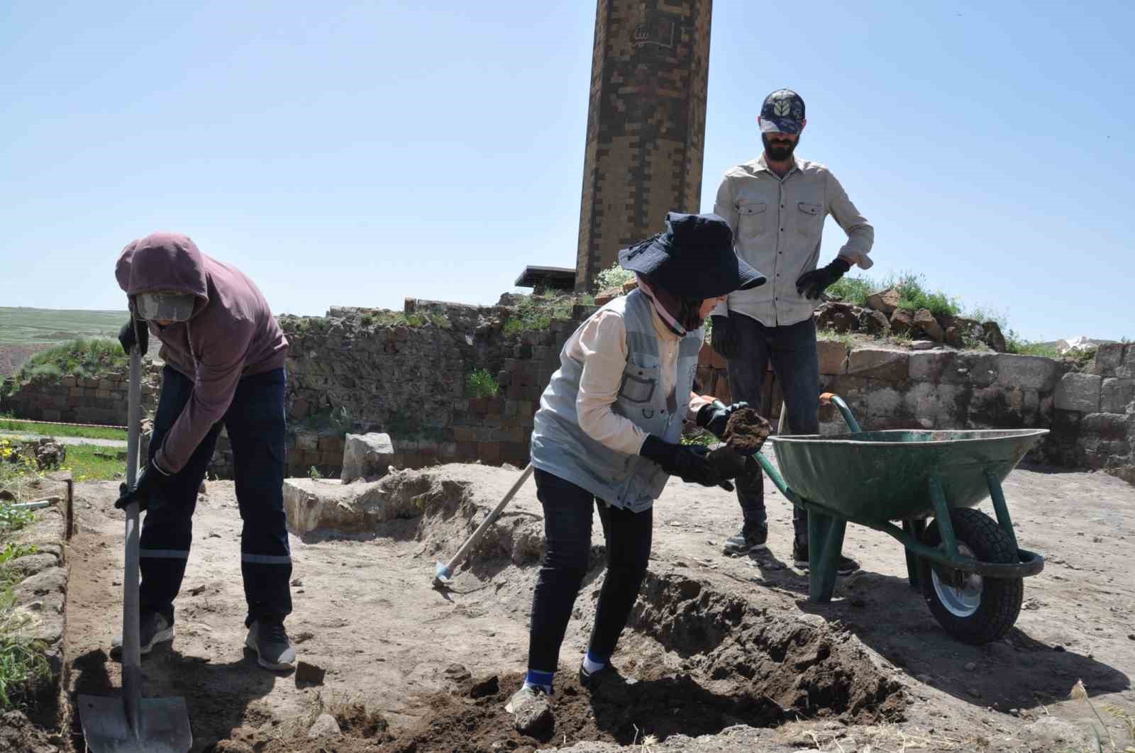 Kars’ta toprak altındaki tarih gün yüzüne çıkarılıyor
