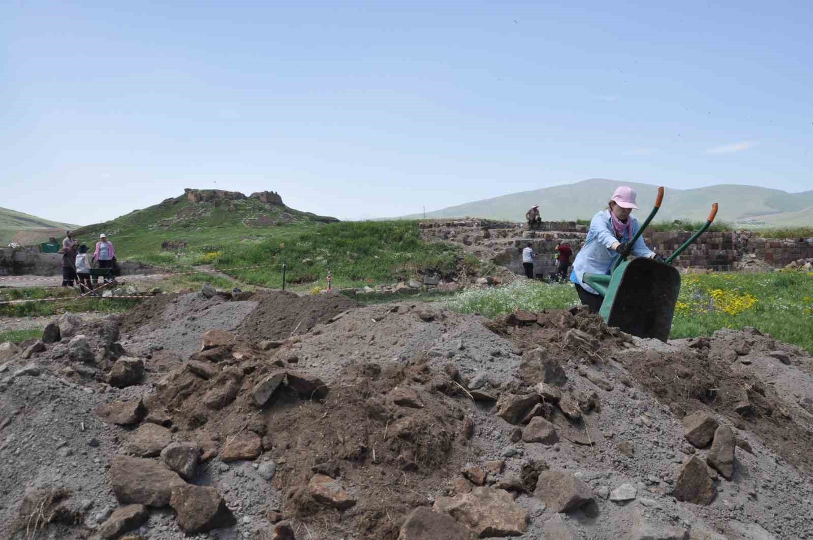 Kars’ta toprak altındaki tarih gün yüzüne çıkarılıyor
