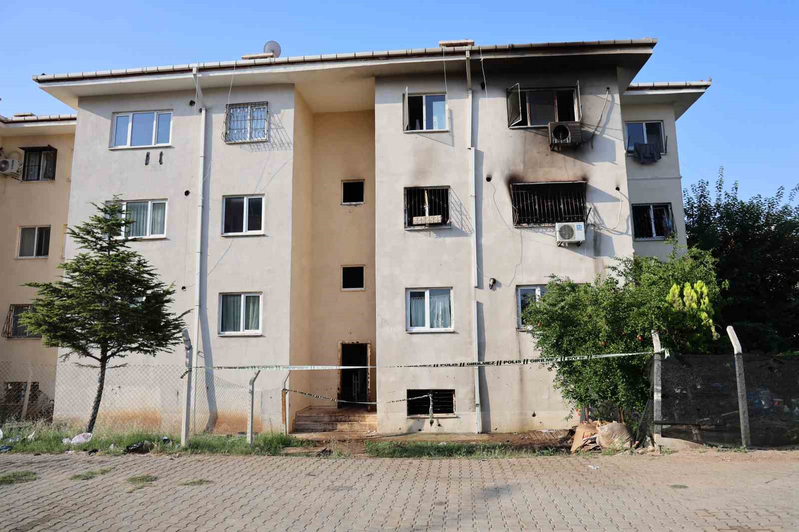 Apartman dairesinde feci yangın... Anne ve oğlu hayatını kaybetti
