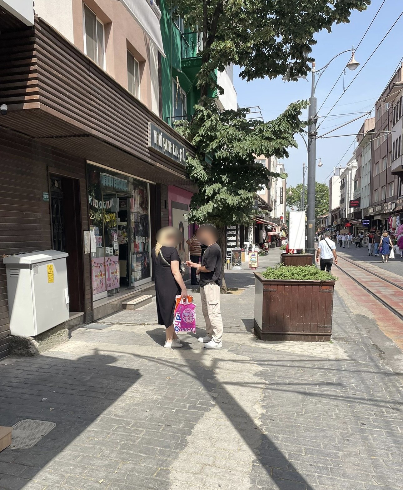 25 yıl hapis cezasıyla aranan suç makinesi, Cumhuriyet Caddesi’nde güzellik merkezi broşürü dağıtırken yakalandı
